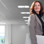 Cristiane Ruon dos Santos mostra como as costureiras tornam exclusiva a moda de luxo com personalização.