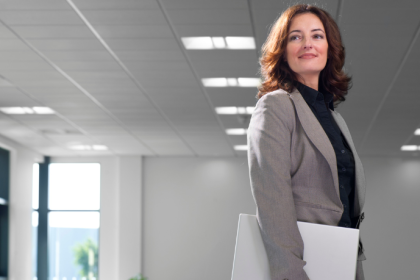 Cristiane Ruon dos Santos mostra como as costureiras tornam exclusiva a moda de luxo com personalização.