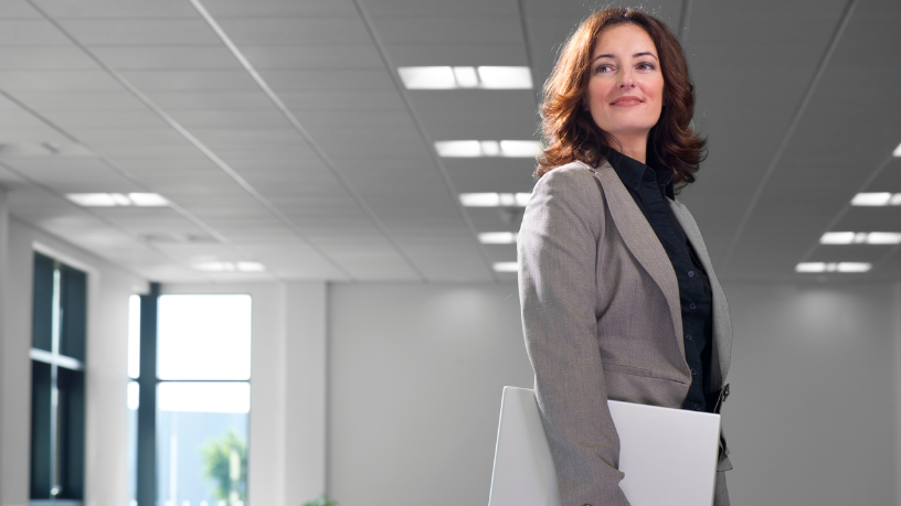 Cristiane Ruon dos Santos mostra como as costureiras tornam exclusiva a moda de luxo com personalização.