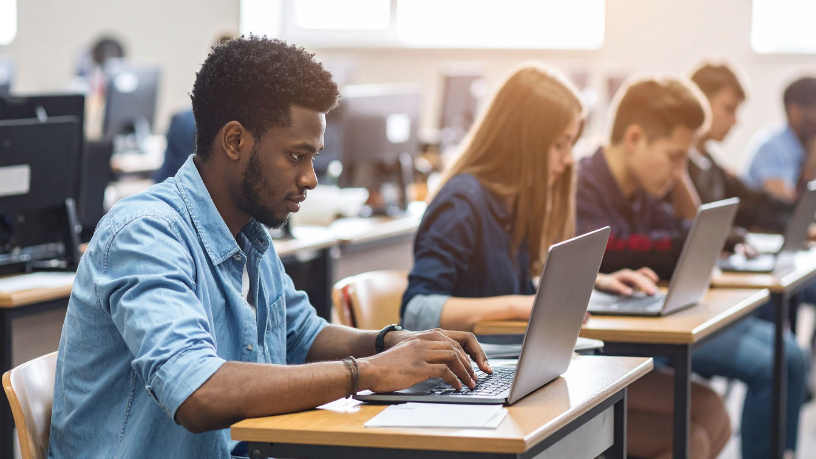 Ao analisar como a inteligência artificial transforma o ensino, Sérgio Bento De Araújo ajuda a compreender até que ponto a tecnologia pode apoiar o aprendizado.