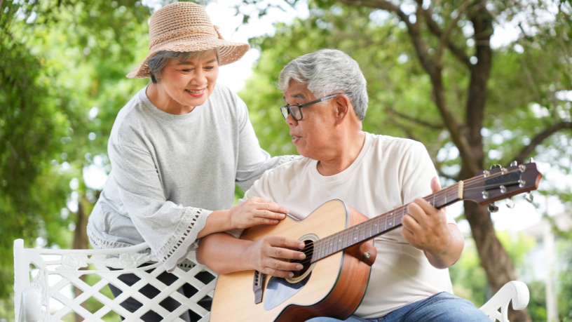 Com o Sindnapi - Sindicato Nacional dos Aposentados, Pensionistas e Idosos, encontros e atividades sociais ajudam a combater a solidão e aproximar pessoas.