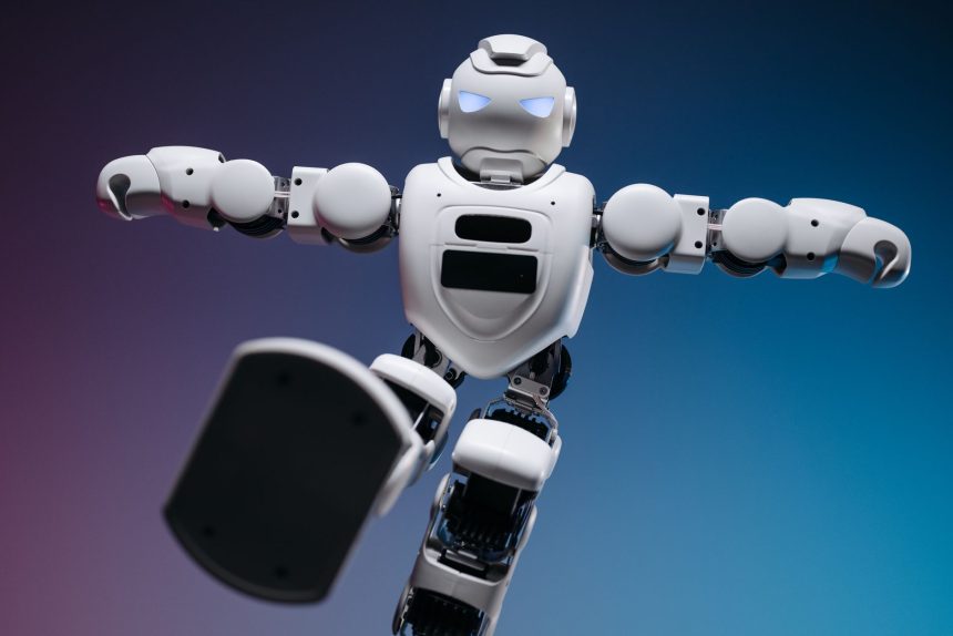 Robô humanoide em movimento durante uma demonstração de robótica.