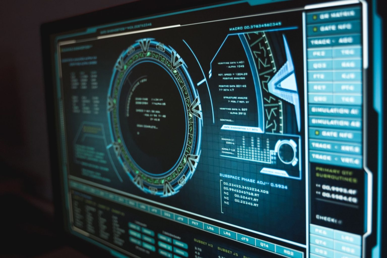 Tela de computador exibindo uma interface de dados e monitoramento de segurança cibernética.