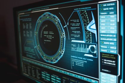 Tela de computador exibindo uma interface de dados e monitoramento de segurança cibernética.