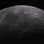 Superfície da Lua em preto e branco, com numerosas crateras e detalhes do relevo lunar