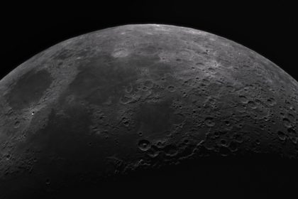 Superfície da Lua em preto e branco, com numerosas crateras e detalhes do relevo lunar