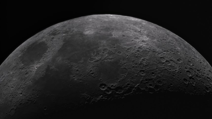 Superfície da Lua em preto e branco, com numerosas crateras e detalhes do relevo lunar