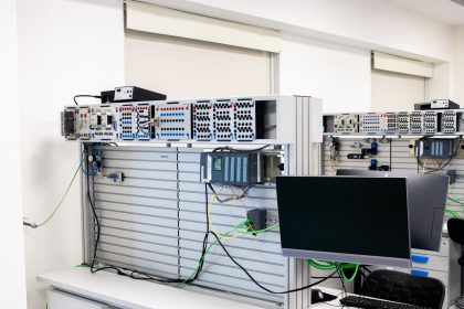 Rack de servidores ao lado de uma estação de trabalho em um ambiente corporativo de tecnologia