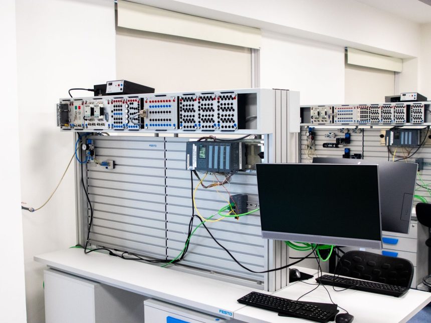 Rack de servidores ao lado de uma estação de trabalho em um ambiente corporativo de tecnologia