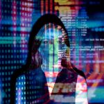 Mulher com projeções de códigos digitais sobre o rosto, representando inteligência artificial e tecnologia.