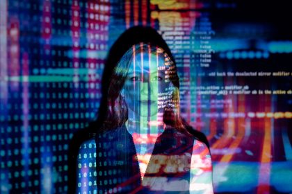 Mulher com projeções de códigos digitais sobre o rosto, representando inteligência artificial e tecnologia.