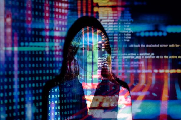 Mulher com projeções de códigos digitais sobre o rosto, representando inteligência artificial e tecnologia.