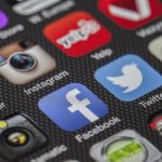 Tela de smartphone exibindo ícones de aplicativos de redes sociais.