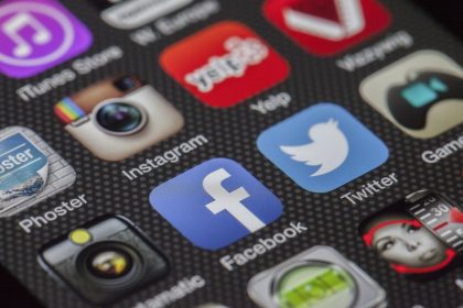 Tela de smartphone exibindo ícones de aplicativos de redes sociais.