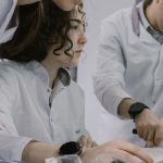 Grupo de pesquisadores trabalha colaborativamente em um laboratório.