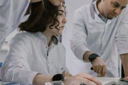 Grupo de pesquisadores trabalha colaborativamente em um laboratório.