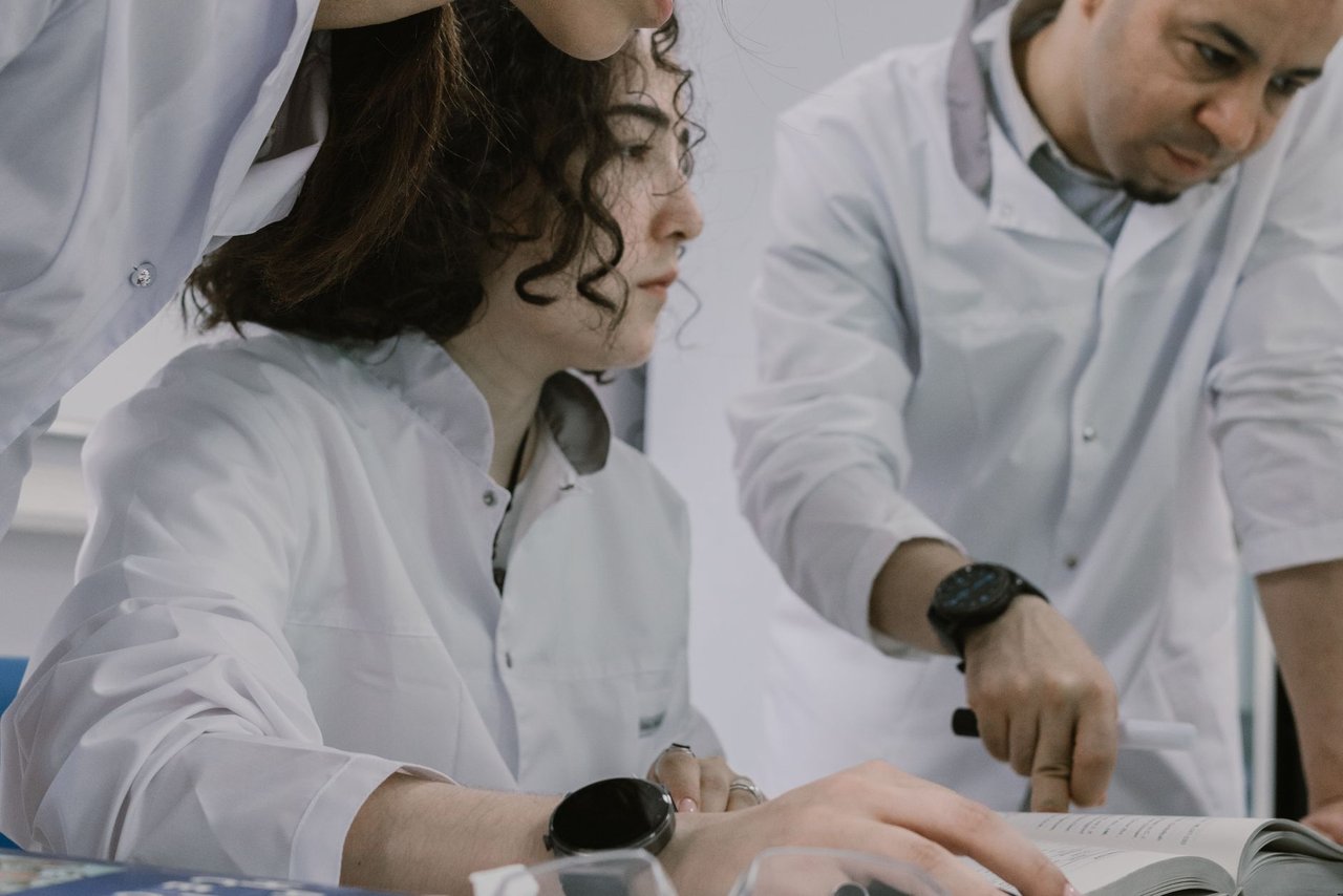 Grupo de pesquisadores trabalha colaborativamente em um laboratório.