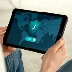 Pessoa segura um tablet que exibe uma tela de conexão VPN, associada à navegação segura na internet.