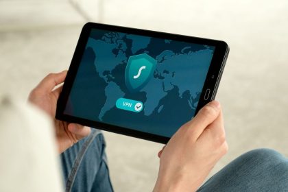 Pessoa segura um tablet que exibe uma tela de conexão VPN, associada à navegação segura na internet.