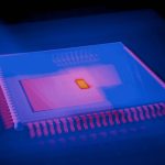 Imagem abstrata de um microchip com cores de mapa térmico, representando tecnologia e inovação em inteligência artificial