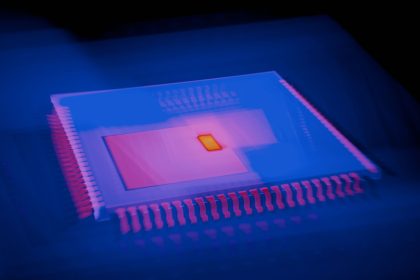 Imagem abstrata de um microchip com cores de mapa térmico, representando tecnologia e inovação em inteligência artificial