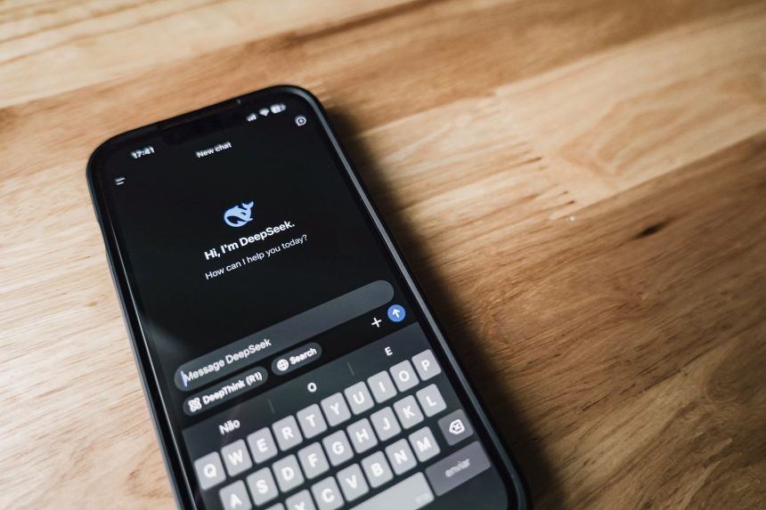 Smartphone exibindo uma interface de conversa sobre uma mesa de madeira